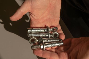 Göz dirseğiyle çelik çapalar, ağır yükler için mükemmel, güvenilirlik ve direnç sunar. Bu bileşenler güvenli tesisler ve sağlam yapılar için, güvenli ve uzun ömürlü tamiratlar için gereklidir..