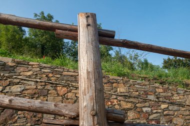 Dağ yolu için tırabzanlar, tahtadan çitlerin ayrıntıları. Baharatlı odunları olan, genellikle açık havada direnen kestane ağaçları. Uygun primerler ve gebeliklerle korumak önemlidir..