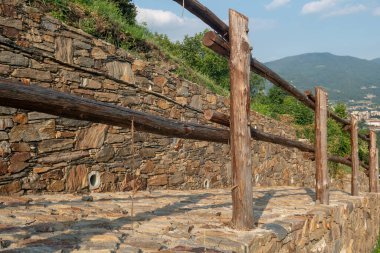 Dağ yolu için tırabzanlar, tahtadan çitlerin ayrıntıları. Baharatlı odunları olan, genellikle açık havada direnen kestane ağaçları. Uygun primerler ve gebeliklerle korumak önemlidir..