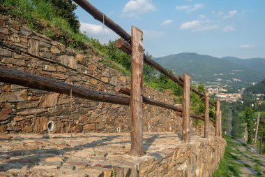 Dağ yolu için tırabzanlar, tahtadan çitlerin ayrıntıları. Baharatlı odunları olan, genellikle açık havada direnen kestane ağaçları. Uygun primerler ve gebeliklerle korumak önemlidir..