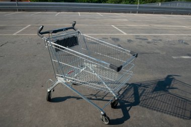 Boş otoparktaki alışveriş arabası. Alışveriş arabası aranıyor, ticaret krizi, enflasyon ekonomisi, tüketim krizi haberleri ile eş anlamlı veya alışverişe hazır. Hipermarket tatil nedeniyle kapalı. Alışveriş merkezi haberleri