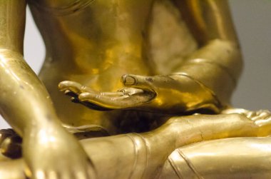 Buda Shakyamuni, Torino 'daki MAO doğu sanat müzesinde muhafaza edilen altın heykel. Buda, nilüfer çiçeği pozisyonunda, ellerinin detaylarıyla meditasyon yapıyor..