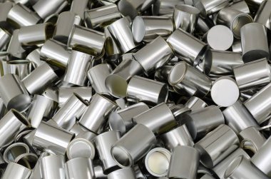 Teneke kutular yiyecek ve içecek depolamak için kullanılan alüminyum kaplardır. Konteynırların toplanması katı atık yönetiminde bir sorun teşkil ediyor. Bu yüksek geri dönüşümlü, katı atık yönetimi için çevresel etkiyi azaltan.