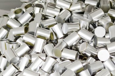 Teneke kutular yiyecek ve içecek depolamak için kullanılan alüminyum kaplardır. Konteynırların toplanması katı atık yönetiminde bir sorun teşkil ediyor. Bu yüksek geri dönüşümlü, katı atık yönetimi için çevresel etkiyi azaltan.