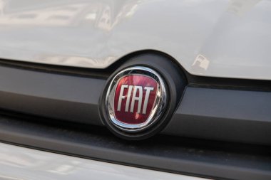 Fiat markası, stellantis grubu, bugün Avrupa 'daki otomobil sektöründeki kriz yüzünden borsa düştü, elektrik piyasası durgun. Marka, gelecekteki zorluklar için modellerini ve yeni konsept motorlarını yeniliyor.