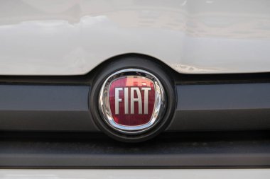 Fiat markası, stellantis grubu, bugün Avrupa 'daki otomobil sektöründeki kriz yüzünden borsa düştü, elektrik piyasası durgun. Marka, gelecekteki zorluklar için modellerini ve yeni konsept motorlarını yeniliyor.