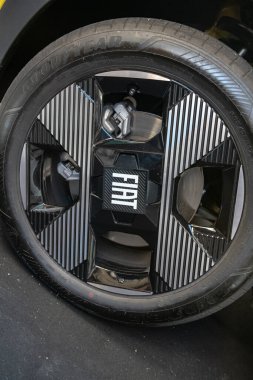 Fiat stellantis markası, bugün tarihi bir İtalyan amblemi, marka ve alaşımlı tekerleklerin ayrıntıları yenilikçi tasarımı olan yeni büyük pandanın üzerine monte edildi. Haber, marka gelecekteki zorluklar için modellerini ve yeni konsept motorlarını yeniliyor.