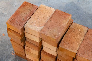 Tuğladan ya da betondan yapılmış bir inşaat alanındaki tuğlalar direnci ve dayanıklılığı garanti ediyor. Havan topu kullanılarak, bina yönetmelikleri uyarınca, tüm yapının istikrarı ve yeterli ısı yalıtımı sağlanarak yerleştirilirler. Haber, olay.