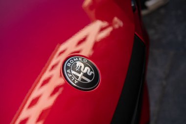 Alfa Romeo markası, günümüzün amblemi, yüksek performans ve İtalyan tasarımı ile eş anlamlıdır. Zarafet, güç ve ileri teknoloji ile tasarlanmış spor arabalar. haberler, olaylar, turin, İtalya 14 Eylül 2024