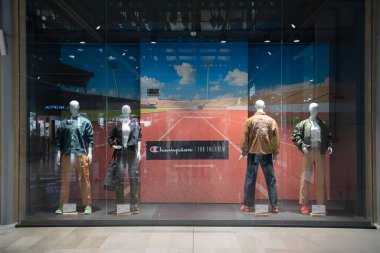 Şampiyon giyim mağazası, sweatshirt, t-shirt, pantolon ve ceketlere odaklanarak geniş bir yelpazede yüksek kalitede spor giyimi sunuyor. Marka, sembolik tasarımı ile tanınır. Sıradan ve spor tarzının sembolü olan klasik bir logo. olay, haber.
