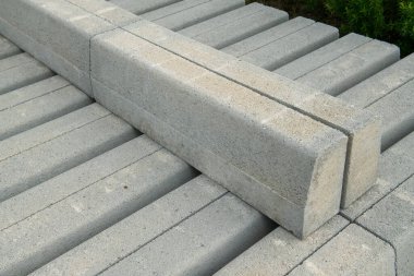 Şehir planlamada yollar, kaldırımlar ve otoparkları sınırlamak için kullanılan prefabrik beton kaldırım. Bugün kamu veya özel kaldırım ve altyapı projelerinde mevcut.