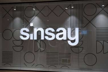 Sinsay tabelası, LPP Inc. Group, moda sektöründe giyim mağazası, marka tüm dünyaya yayılmış. Polonya merkezli çok uluslu Polonya şirketi Gdansk, Polonya 'da giysi tasarımı, üretimi ve dağıtımını içerir. haberler, olaylar, e-ticaret