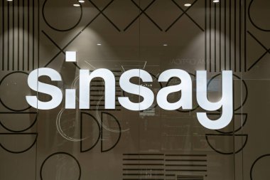 Sinsay tabelası, LPP Inc. Group, moda sektöründe giyim mağazası, marka tüm dünyaya yayılmış. Polonya merkezli çok uluslu Polonya şirketi Gdansk, Polonya 'da giysi tasarımı, üretimi ve dağıtımını içerir. haberler, olaylar, e-ticaret