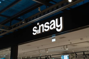 Sinsay tabelası, LPP Inc. Group, moda sektöründe giyim mağazası, marka tüm dünyaya yayılmış. Polonya merkezli çok uluslu Polonya şirketi Gdansk, Polonya 'da giysi tasarımı, üretimi ve dağıtımını içerir. haberler, olaylar, e-ticaret