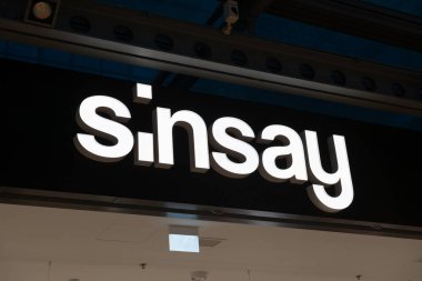 Sinsay tabelası, LPP Inc. Group, moda sektöründe giyim mağazası, marka tüm dünyaya yayılmış. Polonya merkezli çok uluslu Polonya şirketi Gdansk, Polonya 'da giysi tasarımı, üretimi ve dağıtımını içerir. haberler, olaylar, e-ticaret