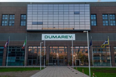 Dumarey Group, büyük klasik bisiklet motorları ve gelecek için yeni teknolojilerle projeleri geliştirmek için araştırma ve geliştirme üzerinde çalışıyor. Grup sürdürülebilir hareketlilik, motorlar, iletimler, elektrik ve hidrojen teknolojileri alanında bir liderdir..