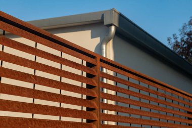 Corten çelik ızgarası, modern mimari projeler, endüstriyel tasarım ve atmosferik etkenlere karşı direnç için uygun. Çoklu tasarım için uygun modern bir bölücü ve gölgelendirme örneği. Açık alanlar, parklar, bahçeler için mobilyalar..