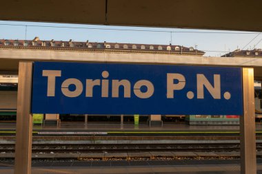 Torino 'daki Porta Nuova istasyonunu işaret eden tabela, tren ağı ve toplu taşıma ağı sayesinde şehir merkezine varış ve kalkış noktası. Bu harika şehre hoş geldiniz. Güzelliğiyle herkesi şaşırtan bu şehre hoş geldiniz..