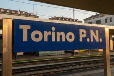 Torino 'daki Porta Nuova istasyonunu işaret eden tabela, tren ağı ve toplu taşıma ağı sayesinde şehir merkezine varış ve kalkış noktası. Bu harika şehre hoş geldiniz. Güzelliğiyle herkesi şaşırtan bu şehre hoş geldiniz..