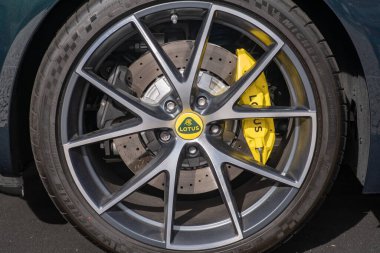 Lotus bugün aerodinamik tasarımın, marka detaylarının, alaşımlı tekerleklerin ve frenlerin simgesidir. Yüksek performanslı spor arabalar ve yenilikçi tasarım. İngiliz otomotiv markası Lotus Elise ve Lotus Evora gibi ikonik modellerle ayırt edilir.,