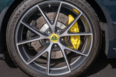 Lotus bugün aerodinamik tasarımın, marka detaylarının, alaşımlı tekerleklerin ve frenlerin simgesidir. Yüksek performanslı spor arabalar ve yenilikçi tasarım. İngiliz otomotiv markası Lotus Elise ve Lotus Evora gibi ikonik modellerle ayırt edilir.,