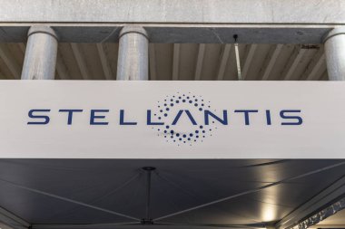 Yeni CEO filosa, Stellantis logosu, otomotiv yenilik markası, kalkınmanın sembolü ve geleceğin daha fazla markası için avangard. Bugün haberler, etkinlikler, teşvikler, elektrikli araba. Otomotiv üretimi haberleri sürdürülebilir hareketliliğini artırıyor.