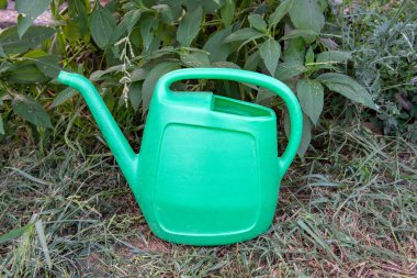 yeşil plastik sulama kutusu bitkileri ve bahçeleri sulamak için temel bir araçtır. Optimum kapasitesi ve ergonomik çıkıntısı, su atığını azaltmak için tek tip ve hassas sulama olanağı sağlıyor. Hayatın sembolü, saflık ve sürdürülebilirlik, hayati doğal kaynak.