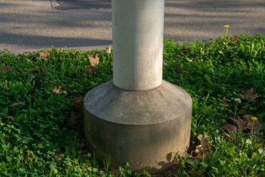 Çelik sütun, dairesel kadife. Sütunun altında beton takviyesi var. Beton kısım, suya sızma tehlikesini önlemek ve üssü korumak için güçlü bir yamaçla tasarlandı..