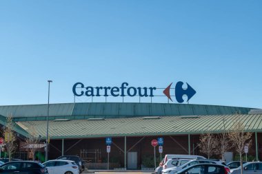 Carrefour süpermarket sembolü, temiz ve tanınabilir tasarım güven ve rahatlığı temsil ediyor. Genellikle alışveriş merkezlerinde karşı konulamaz ürünlerle günlük alışverişler ve geniş bir ürün seçimi ile ilişkilendirilir..