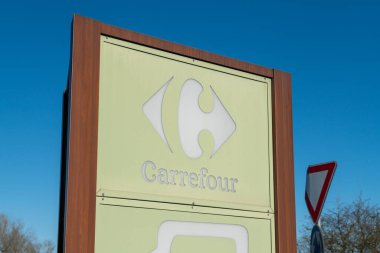 Carrefour süpermarket sembolü, temiz ve tanınabilir tasarım güven ve rahatlığı temsil ediyor. Genellikle alışveriş merkezlerinde karşı konulamaz ürünlerle günlük alışverişler ve geniş bir ürün seçimi ile ilişkilendirilir..