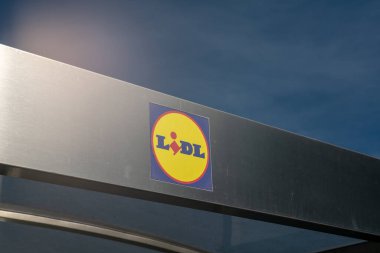Lidl süpermarketleri, yiyecekten yiyeceğe kadar geniş bir ürün yelpazesi sunar. Terfi ve teklifler arasında müşteriler harcamalarını ve tasarruflarını artırıyorlar. Bugün gümrük vergileri krizi nedeniyle ithalat maliyetleri artmış olabilir..