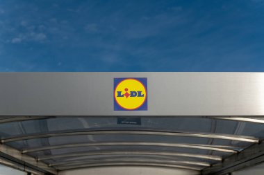 Lidl süpermarketleri, yiyecekten yiyeceğe kadar geniş bir ürün yelpazesi sunar. Terfi ve teklifler arasında müşteriler harcamalarını ve tasarruflarını artırıyorlar. Bugün gümrük vergileri krizi nedeniyle ithalat maliyetleri artmış olabilir..