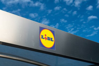 Lidl süpermarketleri, yiyecekten yiyeceğe kadar geniş bir ürün yelpazesi sunar. Terfi ve teklifler arasında müşteriler harcamalarını ve tasarruflarını artırıyorlar. Bugün gümrük vergileri krizi nedeniyle ithalat maliyetleri artmış olabilir..