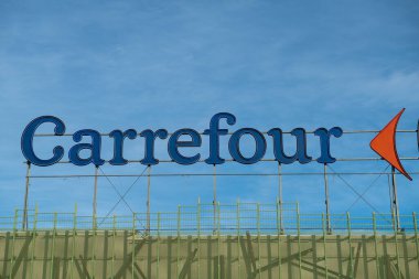 Carrefour süpermarketinin sembolü, temiz, tanınabilir tasarım güven ve rahatlığı temsil eder. Mevsimlik teklifler veya indirimlerle günlük harcamalar ve ürünlerle ilişkilendirilir ve tüketici fiyat krizine müşteriler için yardımcı olur.