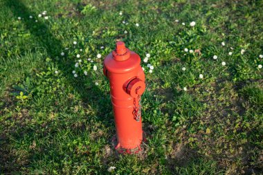 Kırmızı yangın musluğu, yangın güvenliği sistem tasarımı ve çok fazla bilgiye sahip bakım gerektirir. İtfaiyeciler için su hattı göstergesi ve desteği. Yangın kontrol ve bina bakımı yangınların önlenmesine yardımcı oluyor, bu da müdahalenin verimini artırıyor.