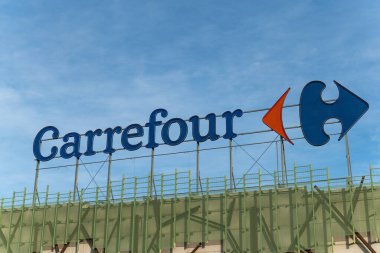 Carrefour süpermarketinin sembolü, temiz, tanınabilir tasarım güven ve rahatlığı temsil eder. Mevsimlik teklifler veya indirimlerle günlük harcamalar ve ürünlerle ilişkilendirilir ve tüketici fiyat krizine müşteriler için yardımcı olur.