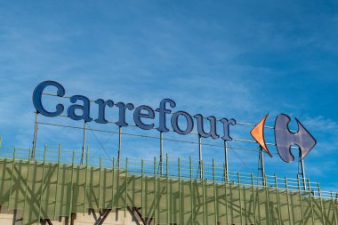 Carrefour süpermarketinin sembolü, temiz, tanınabilir tasarım güven ve rahatlığı temsil eder. Mevsimlik teklifler veya indirimlerle günlük harcamalar ve ürünlerle ilişkilendirilir ve tüketici fiyat krizine müşteriler için yardımcı olur.