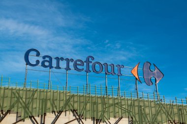 Carrefour süpermarketinin sembolü, temiz, tanınabilir tasarım güven ve rahatlığı temsil eder. Mevsimlik teklifler veya indirimlerle günlük harcamalar ve ürünlerle ilişkilendirilir ve tüketici fiyat krizine müşteriler için yardımcı olur.
