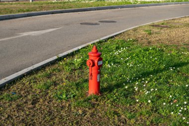 Kırmızı yangın musluğu, yangın güvenliği sistem tasarımı ve çok fazla bilgiye sahip bakım gerektirir. İtfaiyeciler için su hattı göstergesi ve desteği. Yangın kontrol ve bina bakımı yangınların önlenmesine yardımcı oluyor, bu da müdahalenin verimini artırıyor.