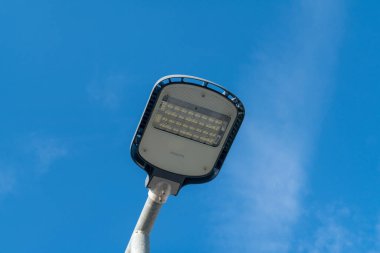 Yeni teknoloji, Philips tarafından üretilen kenti aydınlatan LED sokak lambaları, enerji tasarrufu, yüksek performans ve zarif tasarım sunan kentsel ve yerleşim ortamları için sürdürülebilir çözümler yaratıyor. Sokaklar ve bahçeler için verimli ışıklandırma