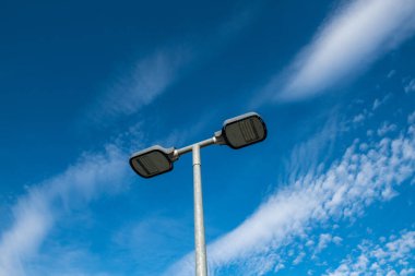 Yeni teknoloji, Philips tarafından üretilen kenti aydınlatan LED sokak lambaları, enerji tasarrufu, yüksek performans ve zarif tasarım sunan kentsel ve yerleşim ortamları için sürdürülebilir çözümler yaratıyor. Sokaklar ve bahçeler için verimli ışıklandırma