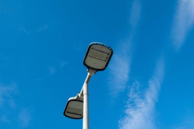 Yeni teknoloji, Philips tarafından üretilen kenti aydınlatan LED sokak lambaları, enerji tasarrufu, yüksek performans ve zarif tasarım sunan kentsel ve yerleşim ortamları için sürdürülebilir çözümler yaratıyor. Sokaklar ve bahçeler için verimli ışıklandırma