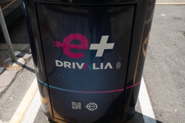 E + Drivalia, çevre dostu araba kiralama ile sürdürülebilir hareketlilik için çalışıyor. Yeşil seyahat için elektrikli ve hibrit araçlarla donatılmış bir otomobil paylaşım servis platformu. Yer, şehrin sokaklarında bir sembol olan elektrik yükleme için ayrılmıştır. İnternet haberleri, olaylar