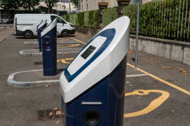 E + Drivalia, çevre dostu araba kiralama ile sürdürülebilir hareketlilik için çalışıyor. Yeşil seyahat için elektrikli ve hibrit araçlarla donatılmış bir otomobil paylaşım servis platformu. Yer, şehrin sokaklarında bir sembol olan elektrik yükleme için ayrılmıştır. İnternet haberleri, olaylar