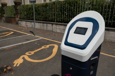 E + Drivalia, çevre dostu araba kiralama ile sürdürülebilir hareketlilik için çalışıyor. Yeşil seyahat için elektrikli ve hibrit araçlarla donatılmış bir otomobil paylaşım servis platformu. Yer, şehrin sokaklarında bir sembol olan elektrik yükleme için ayrılmıştır. Web, haber, olaylar