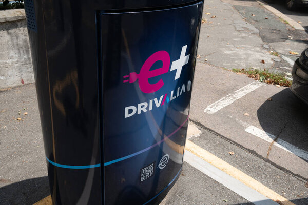 e + drivalia работает для устойчивой мобильности с экологически чистым прокатом автомобилей. Сервисная платформа для зеленых поездок, оснащенная электрическими и гибридными транспортными средствами. Пространство зарезервировано для электрической зарядки, символа на улицах города. веб, новости, события