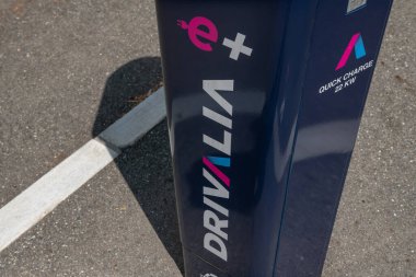 E + Drivalia, çevre dostu araba kiralama ile sürdürülebilir hareketlilik için çalışıyor. Elektrik ve hibrit araçlarla donatılmış yeşil seyahat için bir otomobil paylaşım servis platformu. 