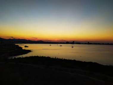 Denizin üzerinde güzel bir gün batımı