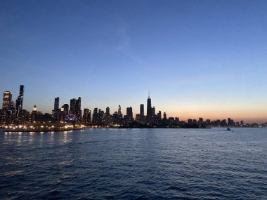 Michigan Gölü 'nden Sunset' teki Chicago gökyüzü manzarası