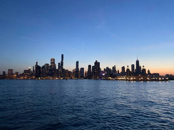 Udsigt Chicagos Skyline Ved Sunset Fra Lake Michigan - Stock-foto